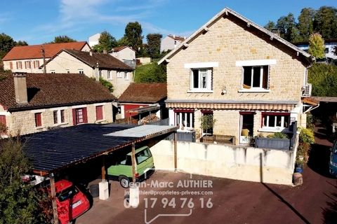 A 10 mn à pied à peine du centre-ville de Sarlat et d'un hypermarché, cette maison de 140 m2 comprend une cuisine équipée s'ouvrant sur une terrasse couverte, un salon s'ouvrant sur une terrasse dominant le jardin, une arrière-cuisine, une buanderie,...