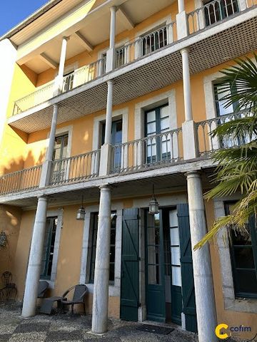 Beautiful bourgeois house of 280 m² in the city center with an inner courtyard. This home, organized over 3 levels (280 m² - 6 bedrooms) + attic of 75 m², will be the ideal place for a pleasant family life or for designing a guest house. On the groun...