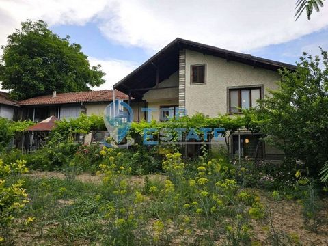 Vidéo de la propriété ! Top Estate Real Estate vous propose une maison solide de deux étages avec quatre chambres et une grande cour dans le village de Balgarsko Slivovo, municipalité de Svishtov, région de Veliko Tarnovo. Le village est bien dévelop...