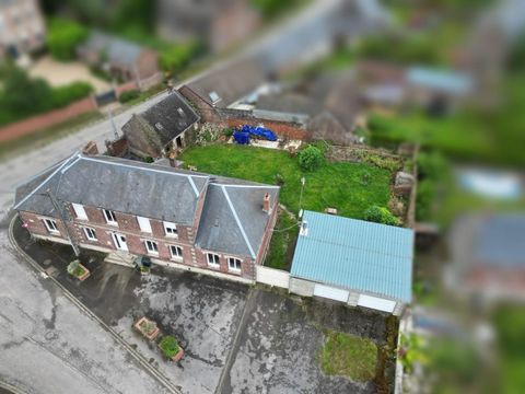 Située dans le village paisible d'Ercheu (80400), cette maison bénéficie d'un cadre calme, idéal pour la vie de famille. Proche de l'A1 et entre les villes de Roye, Noyon et Saint Quentin, cette localisation offre un équilibre entre tranquillité et a...