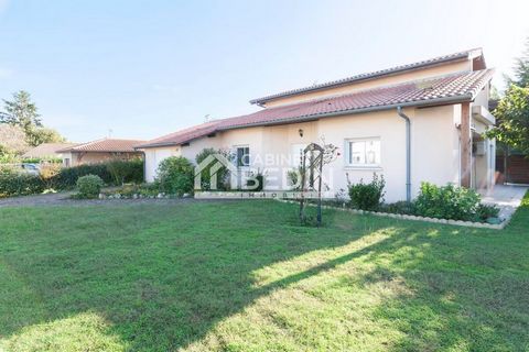 Maison 5 pièces grand mail DAX. Cette belle maison d'habitation des années 1990 avec climatisation réversible récente et ballon thermodynamique récent. Elle est composée d'une entrée, de 4 spacieuses chambres dont 2 au rez de chaussée, d'une pièce de...