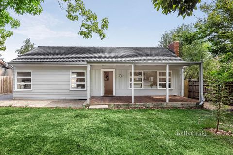 Située tranquillement en face d’un parc et à quelques minutes à pied d’Eastland, des bus et du Mullum Mullum Trail, cette magnifique maison de plain-pied offre une palette rafraîchissante de gris et de blanc et des espaces modernisés pour une vie à c...