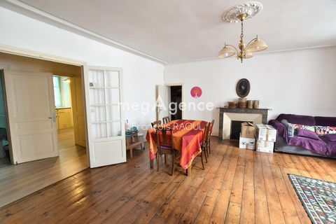 Au cœur de tulle situé rue de la barrière se trouve ce joli T3 de 70 m² Situé au 2e étage d'une petite copro de 4 appartements . Cet appartement dispose d'un grand salon séjour lumineux avec beaucoup de cachets grace à son parquet ancien et ces moulu...