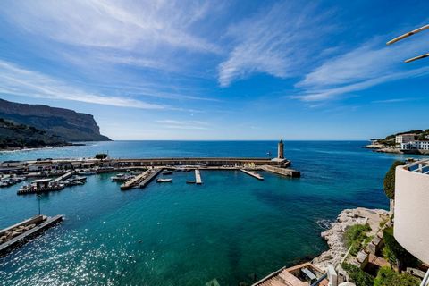 Ontdek deze zeldzame kans om een appartement te bezitten met een panoramisch uitzicht op de haven van Cassis. Dit doorgaande appartement ligt op de 2e verdieping en baadt in natuurlijk licht, waardoor elke ruimte wordt verlicht met een warme en gastv...