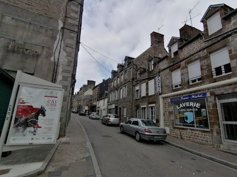 NOUVEAU PRIX . En plein centre-ville de LA FERTE MACE, dans une rue commerçante proche hôtel de ville, cet ensemble immobilier est parfait pour un investisseur. il comprend au rez-de-chaussée un espace commercial (possibilité de créer un logement) de...