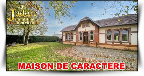 EN EXCLUSIVITÉ, JADORE IMMOBILIER a le plaisir de vous présenter cette magnifique maison de caractère, mitoyenne sur l'arrière, idéalement située à seulement 15 minutes de Saint-Dié-des-Vosges, direction Alsace. Dès votre arrivée, vous serez accueill...