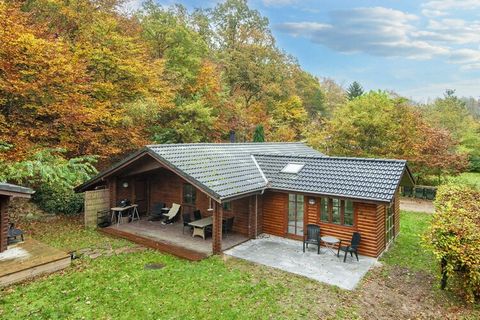 Cottage con idromassaggio e sauna situato in un & # 8221; pot & # 8221; a Lyngsbæk, quindi qui c'è pace e tranquillità e un buon rifugio. Il casolare ha una terrazza parzialmente coperta, quindi qui si può godere della vita all'aria aperta anche quan...