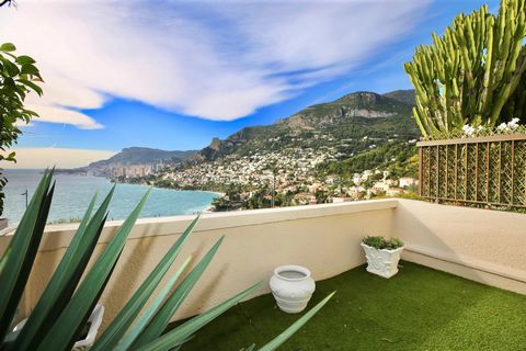 Located in Roquebrune-Cap-Martin, in a prestigious residence with swimming pool, this superb, fully renovated three-room apartment offers breathtaking sea views. With a surface area of approximately 100 m2, this carefully decorated space features an ...