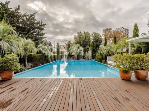 Apartamento T3, penthouse, com 222 m2 de área bruta privativa e 134 de área bruta dependente, com garagem, inserido em condomínio privado com jardim e piscina, localizado no centro de Cascais. O apartamento distribui-se da seguinte forma: espaçoso ha...