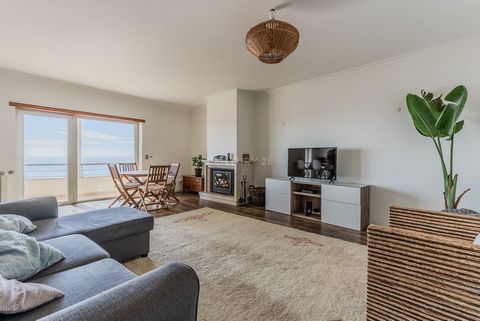 Appartement de 2 chambres à Ericeira avec vue dégagée sur la mer. À 10 minutes à pied des plages, cet appartement dispose d'un salon et d'une cuisine ouverte donnant accès à un grand balcon avec vue sur la mer depuis Cabo da Roca jusqu'à Coxos. L'app...