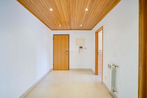 Apartamento T2 muito soalheiro próximo da Nova Carnaxide, em Outurela. Estamos perante um apartamento com bastante luz natural dotado de áreas amplas. Conta com um hall de entrada muito generoso que dá acesso à cozinha com despensa e à sala comum com...