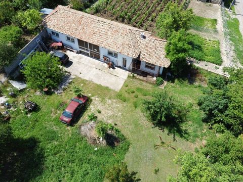 IMOTI 'NASTEV' propone in vendita un appezzamento di terreno con una dimensione di 850mq. con una stazione di servizio auto costruita nel villaggio di Dibich. La trama è pianeggiante e mantenuta. Il servizio auto ha una superficie edificata di 95 mq,...