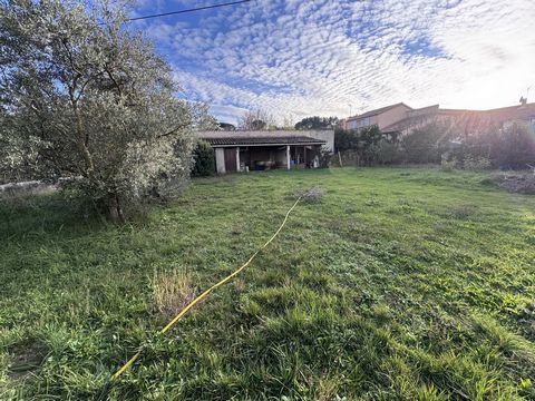 En Exclusivité ! Terrain constructible a vendre sur Peyrolles en Provence, à 15 min d'Aix en Provence et 15 min du CEA CADARACHE / ITER. Ce terrain constructible d'environ 445 m2 a vendre sur Peyrolles en Provence, est orienté Sud, proche de toutes c...