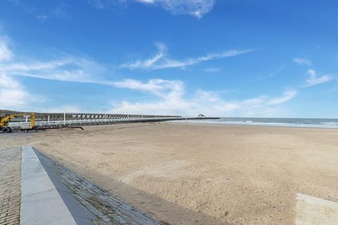 Studio lumineux situé sur le front de mer à Blankenberge. L'appartement est situé au 9ème étage et vous avez donc une belle vue panoramique sur toute la côte de Blankenberge. Salle de bains avec baignoire et toilettes.