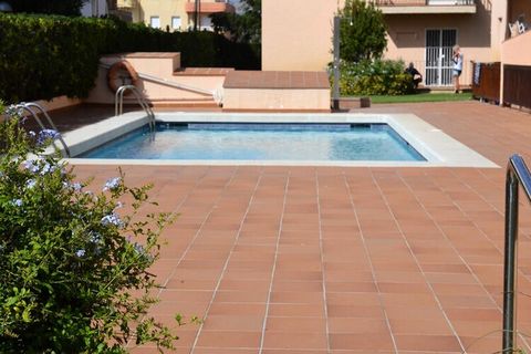 Moins de 100 mètres de la plage, belle piscine avec solarium et à seulement 10 minutes à pied du charmant centre de L'Estartit via le boulevard. À Els Griels est un supermarché avec une boulangerie ouverte pendant les mois d'été. En bref: si vous cho...