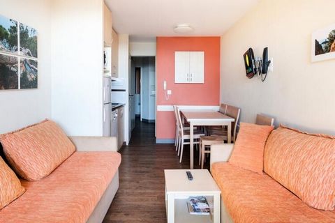 Cette charmante maison de vacances offre un refuge confortable aux invités, avec deux chambres confortables, chacune avec un lit queen-size, et un salon spacieux avec un canapé pour se détendre. Il peut accueillir jusqu'à 4 personnes, ce qui le rend ...