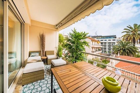 Cannes banane joli deux pièces à deux pas de la Croisette et 5 minutes à pied du Palais des Festivals. Cet appartement est composé d'un séjour donnant sur une terrasse une cuisine ouverte et d'une chambre, salle de bain et wc invité. Array - Le mauva...