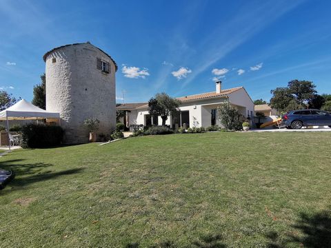 Située dans la charmante commune de Pont-l'Abbé-d'Arnoult (17250), cette propriété offre un cadre de vie paisible en pleine campagne, à proximité des écoles, lycée, collège, et une crèche. La maison atypique bénéficie d'une surface habitable de 125 m...