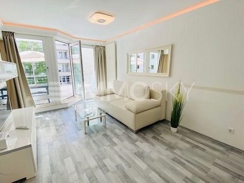 Bent u op zoek naar een exclusief appartement midden in Berlijn? Dit elegante 2-kamerappartement in het hart van Berlin Mitte overtuigt met zijn moderne inrichting en optimale kamerindeling. Het appartement is volledig gemeubileerd en gemeubileerd, w...