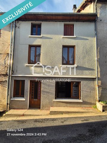 A 5mn d'Ambert dans un village au calme... Venez découvrir cette maison qui se compose d'une cuisine ouverte sur une pièce à vivre avec un poêle à bois récent... Hall avec douche et wc... au 1er étage 2 chambres et un coin bureau.. dernier étage comb...