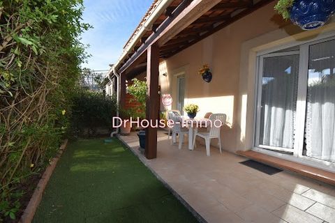 Venez découvrir cette charmante maison mitoyenne d'un côté, nichée dans le quartier paisible et convivial de la PERRUSSONNE à AUBAGNE. Faisant partie d'une petite copropriété de quatorze villas, parfaite pour une famille et/ou comme premier achat, ce...