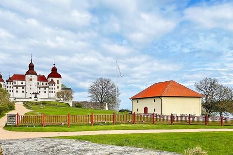 Herzlich willkommen in einem schönen Ferienhaus in der Nähe von Bademöglichkeiten und herrlicher Natur. Dies ist ein Blockhaus, das nur einen Steinwurf von Hörviken entfernt liegt, wo Sie in dieser wunderschönen Gegend namens Kållandsö mit dem bekann...