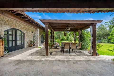 Descubre la magia de Casa Jardín Toscano, donde el estilo clásico de la Toscana se encuentra con el vibrante encanto de San Miguel de Allende. Esta extraordinaria propiedad combina la sofisticación mediterránea con el lujo moderno, invitándote a disf...