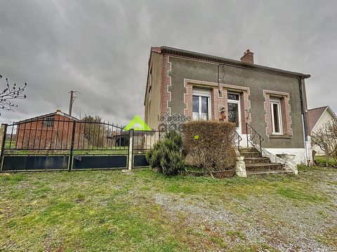 Idéal investisseur! Votre Petite Agence Guéret vous propose à la vente cette jolie petite maison dans le bourg de Parsac à rénover entièrement. Celle-ci dispose d'un séjour de 16m2, un coin cuisine, un bureau et une salle d'eau. A l'étage, 2 chambres...