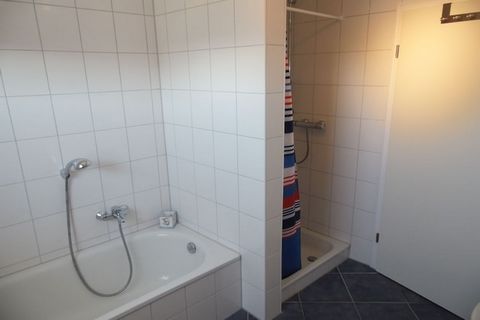 Das Ferienhaus erstreckt sich über zwei Etagen. Im Erdgeschoss befindet sich ein behinderten geeignetes Badezimmer mit rollstuhlbefahrbarer Dusche und WC. Ebenfalls ist das Einzelschlafzimmer im EG. Ein großzügiger Wohn-u. Essbereich mit direktem Aus...