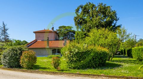 15 Minuten von Montauban entfernt. Entdecken Sie dieses charmante Einfamilienhaus mit 194 m² Wohnfläche, das traditionelle Bauweise und hochwertige Materialien kombiniert. Eingebettet auf einem herrlichen Grundstück von 7.348 m², vollständig umzäunt,...