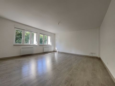 Découvrez ce bel appartement F4, situé au rez de chaussé d'un petit immeuble. L'appartement compte une entrée qui dessert un salon séjour aux belles dimensions d'environ 25m2 avec accès à une petite terrasse d'environ 28m2. La cuisine est équipé meub...