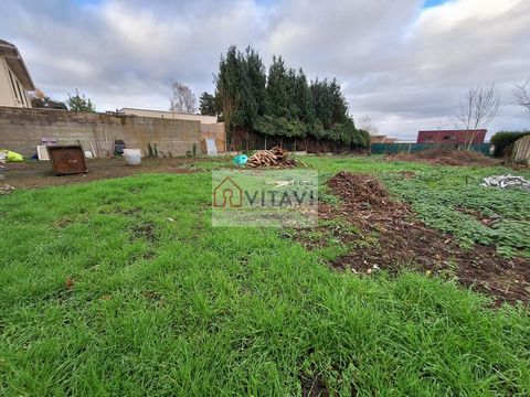 SEDEI vous propose en exclusivité un terrain à Batir a coté du lycée du st Esprit. Terrain plat en lot arriere d'une contenance de 700m2 avec une largeur moyenne de 15 metres lineaire. Aucune vue de la rue , petit havre de paix . centre ville a 5 min...