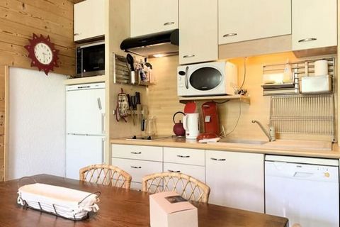 Deze goed gelegen woning is een gezellige studio van 21 mÂ² op de 4e verdieping van een residentie in Chamrousse 1750 en biedt accommodatie voor maximaal 4 personen. De studio beschikt over een slaapbank voor twee personen en een cabinekamer met twee...