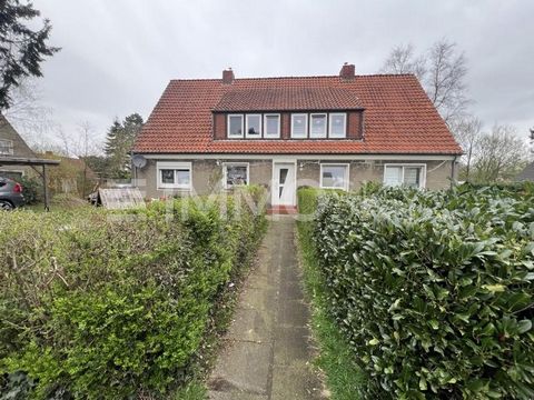 En una pintoresca y tranquila calle lateral en el corazón de Bremen-Vegesack, le espera un edificio de apartamentos bien cuidado con cuatro encantadores inquilinos. La propiedad está rodeada de exuberantes setos verdes, macizos de flores y majestuoso...