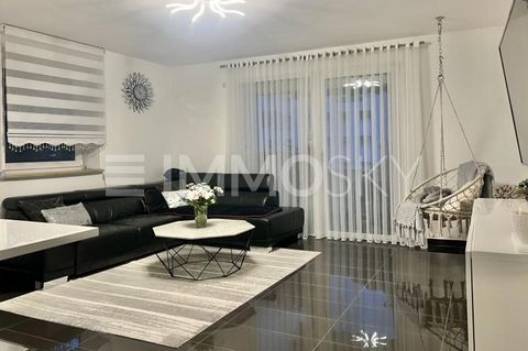 Salón moderno: apartamento de 4 habitaciones con encanto y balcón Este hermoso apartamento de 4 habitaciones en el centro de Núremberg ofrece un confort de vida moderno y es perfecto para familias. El apartamento, que fue completamente renovado en 20...