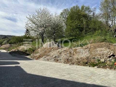 Atractiva parcela en Weilersbach: Esta rara oferta presenta una bonita y tranquila parcela en las afueras orientales del pueblo, en una codiciada zona residencial. La propiedad está completamente desarrollada y se puede construir de inmediato, sin ni...