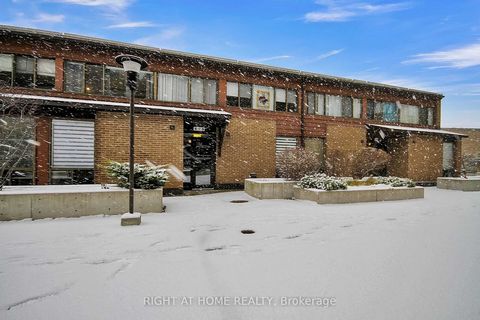 Bienvenue dans les Highlands ! Spacieuse maison de ville de condo de 3 chambres et 2 salles de bain avec une place de parking souterrain de qualité supérieure et un casier - à quelques pas de votre porte d’entrée. Seules quelques-unes de ces unités d...