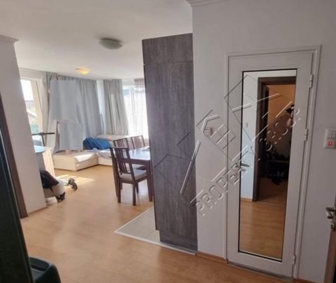 Nia-Property Group vend un appartement de deux chambres à Sveti Vlas - Villa Antorini. Appartement spacieux avec 2 chambres, 2 salles de bains avec toilettes à 100 m de la mer. Il y a 2 terrasses avec une vue magnifique sur la mer. Le salon est uni p...