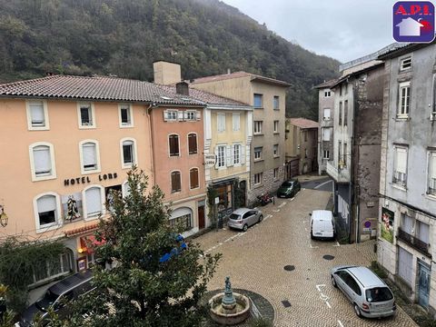 IM ZENTRUM VON FOIX Entdecken Sie im Herzen des Stadtzentrums von Foix diesen zu renovierenden Immobilienkomplex. Es besteht aus einer Typ-5-Wohnung, einer Typ-3-Wohnung, einem kleinen Ladengeschäft und einer derzeit vermieteten Gewerbefläche. Es bes...