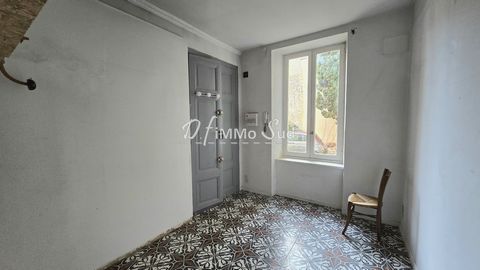 Ideally located in a private mansion in the historic center, close to the town hall square in Narbonne Charming studio, on the ground floor overlooking the courtyard of 22m2 composed of a room with mezzanine, an independent kitchen and bathroom with ...