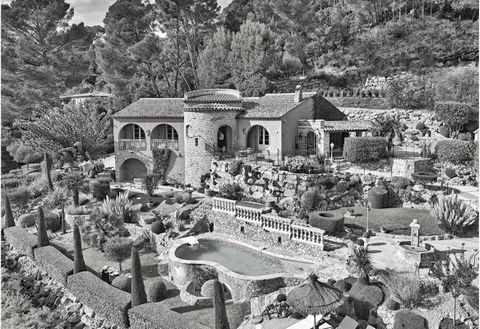 Plongez dans l'authenticité de cette maison de caractère à Lorgues. Dominant un paysage panoramique, cette demeure singulière associe le charme d'une époque lointaine à un confort moderne. Avec ses matériaux nobles et ses détails soignés, elle se dis...