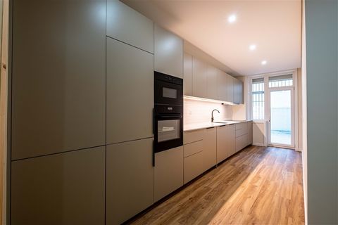 Appartement moderne de 3 chambres à Vila Nova de Gaia Récemment rénové, cet appartement apparaît sur le marché comme une option sophistiquée, confortable et fonctionnelle, idéale pour les familles à la recherche d’un style de vie pratique et sans tra...