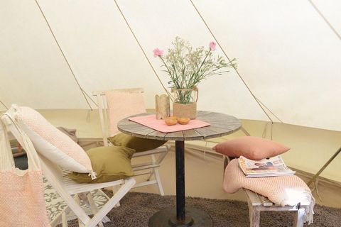 Beleef een uniek uitje in onze unieke tentlodge, perfect voor wie op zoek is naar een mix van avontuur en comfort. Deze ruime tent heeft twee aparte slaapcompartimenten en biedt gemakkelijk plaats aan maximaal vier gasten. Zeg vaarwel tegen het gedoe...