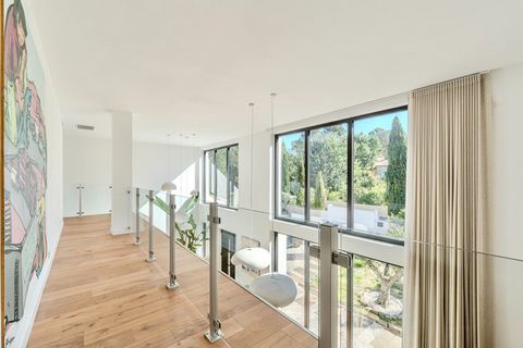 Dans le calme absolu dune impasse privée et arborée, nous vous proposons cette maison contemporaine et lumineuse, de plus de 300 m² habitables. Ayant fait lobjet dune rénovation récente et soignée, la villa initialement traditionnelle vous offre une ...