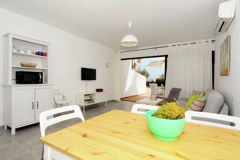 Este cómodo apartamento en Puerto del Carmen con 3 dormitorios, tiene una gran piscina comunitaria con tumbonas para descansar. Con una capacidad para albergar a 6 personas, esta casa es perfecta para un pequeño grupo y familias de vacaciones. El apa...