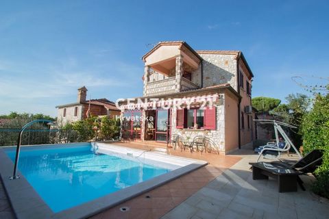 Diese große, schöne Villa befindet sich 10 km von der Stadt Poreč entfernt und ist im traditionellen istrischen Architekturstil gestaltet. Das Haus besteht aus 3 Schlafzimmern und 2 Bädern, einem großen, geräumigen Wohnzimmer mit Esszimmer und einer ...