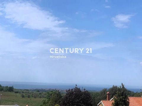 KAŠTELIR, BAUGRUNDSTÜCK ZUM VERKAUF MIT BAUGENEHMIGUNG FÜR EIN HAUS, MEERBLICK Baugrundstück zum Verkauf in schöner, ruhiger Lage mit Blick auf die Weinberge und das Meer. Nur 15 km von Poreč und schönen Stränden entfernt. Das Grundstück ist für eine...