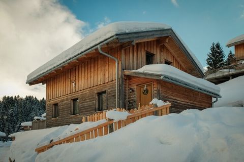 Este espacioso chalet en Annaberg-Lungötz está perfectamente ubicado cerca de la región de deportes de invierno de Dachstein-West, lo que lo convierte en un refugio ideal para familias. Con 3 acogedores dormitorios, puede alojar cómodamente hasta 8 h...