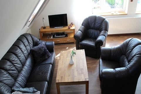 Dit comfortabele appartement is te vinden in het plaatsje Lothe in Duitsland. Het appartement heeft 2 slaapkamers en heeft ruimte voor 5 personen. Door de open haard en sauna krijgt de accommodatie een gezellige sfeer. Je hebt een eigen buiteningang....