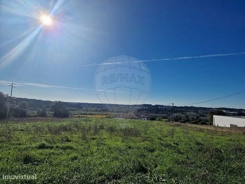 Sale of Land in Paradela – 3750 m² Excellent Investment Opportunity!    Flat land with 3750 m², located in Paradela, with unobstructed views and great potential for the construction of several villas. The location offers easy access to main roads, en...